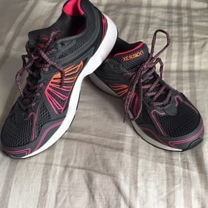 Memory foam tennis shoes